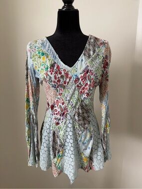 Boho Blu Sky Patchwork Floral V-Neck Long Sleeve Top in Light Blue. Size Medium